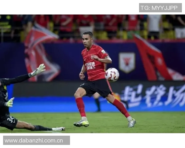 韦世豪传球精准德尔加多突破被封堵错失良机