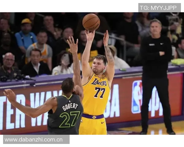 詹姆斯分享与东契奇里夫斯配合心得期待弱侧接球机会