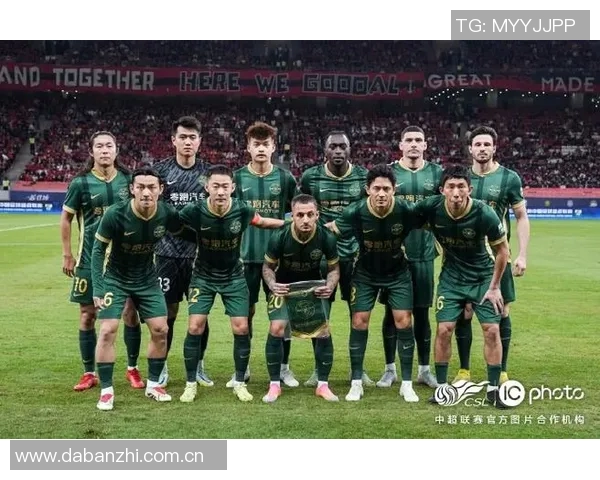 上海海港在中超联赛第29轮中以三球优势战胜浙江俱乐部绿城展现强劲实力